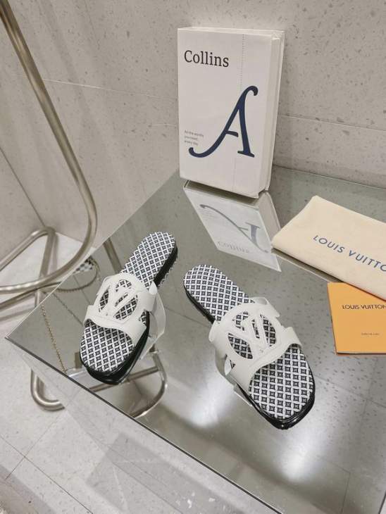 Picture of Louis Vuitton Slippers _SKULVsz35-41mnf0401577